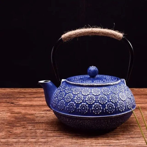 Blaue japanische Gusseisen-Teekanne mit Blumen 1L