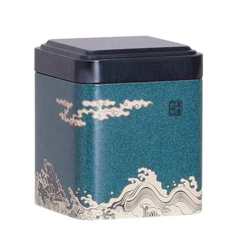 Blaue Teedose aus Metall mit Wellenmuster
