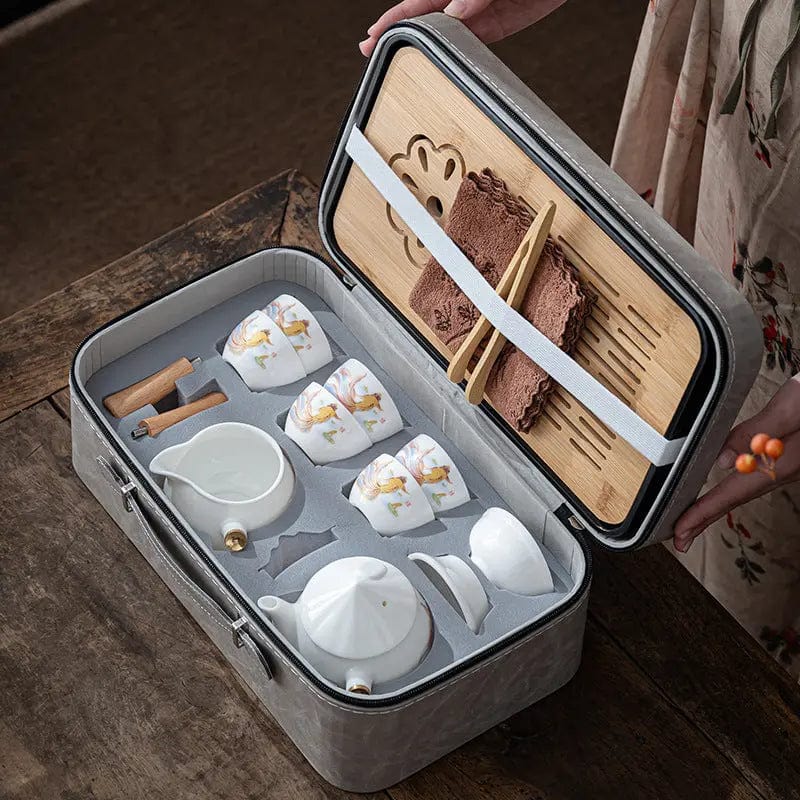 Chinesisches Teeservice aus weißem Porzellan mit eleganten Fischmotiven