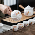 Chinesisches Teeservice aus weißem Porzellan mit eleganten Fischmotiven