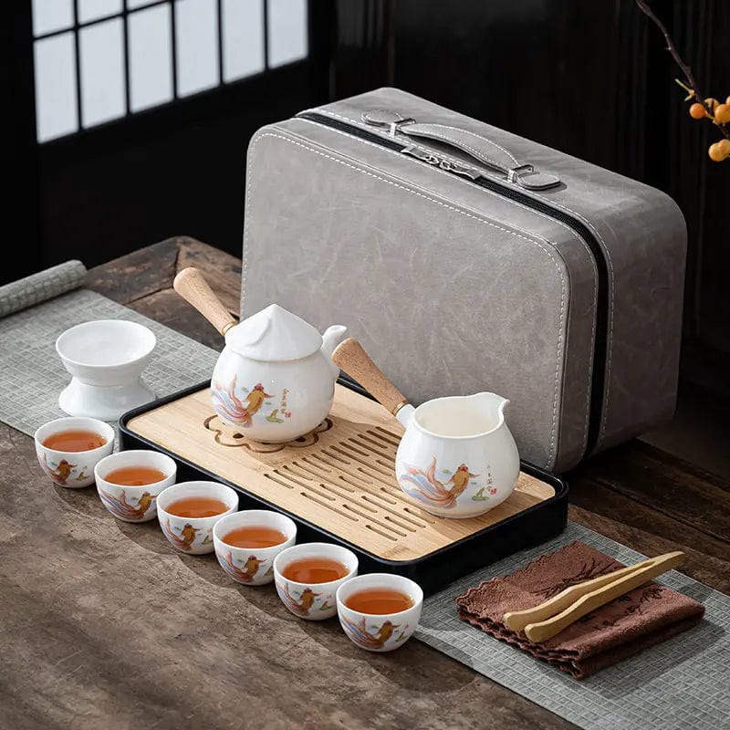 Chinesisches Teeservice aus weißem Porzellan mit eleganten Fischmotiven