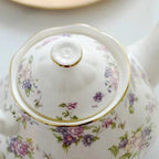 Englische Teekanne mit lila Blumen aus Porzellan 1,5L