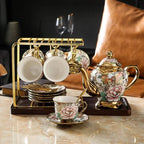Englisches Porzellan-Teeservice in Weiß und Gold mit Blumenmuster