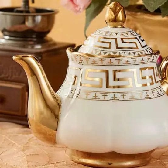 Englisches Teeservice aus Porzellan in Weiß und Gold