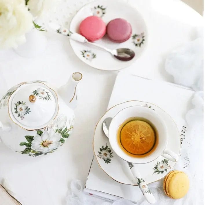 Englisches Teeservice aus Porzellan mit weißen Blüten