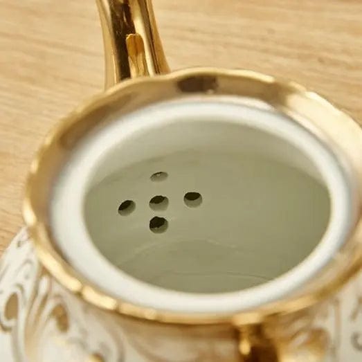 Englisches Teeservice aus weißem Porzellan mit Goldverzierungen