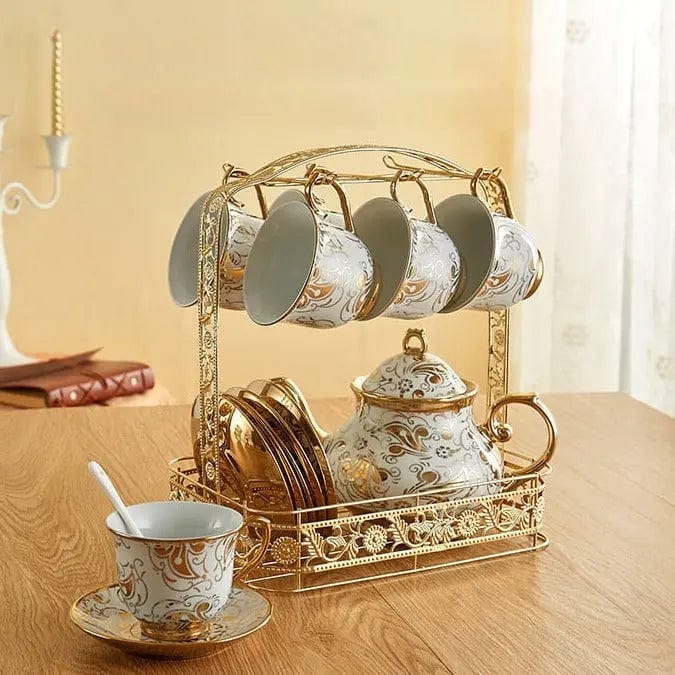 Englisches Teeservice aus weißem Porzellan mit Goldverzierungen