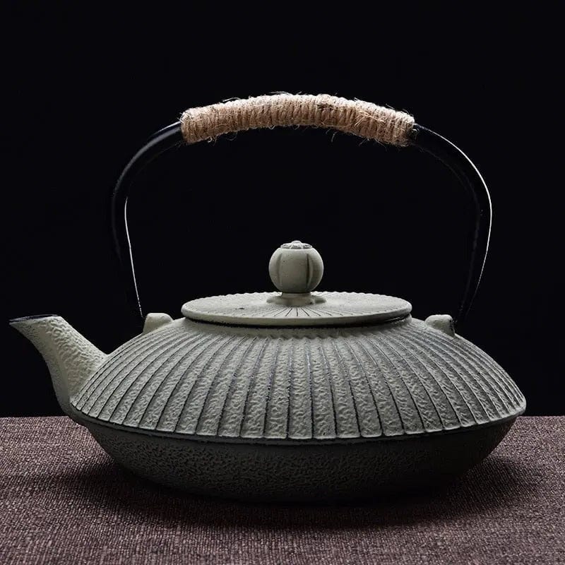 Japanische Flache Gusseisen-Teekanne 800ml