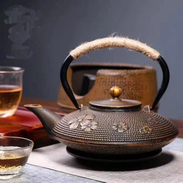 Japanische Gusseisen-Teekanne mit goldenen Blumen 800 ml