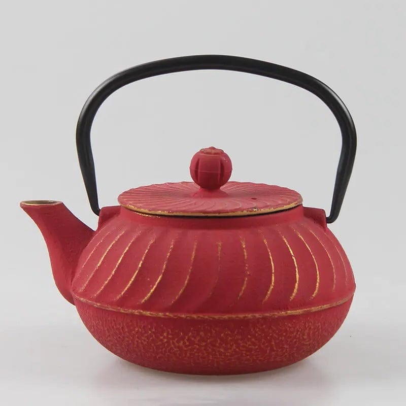 Japanische Gusseisen-Teekanne mit Goldreliefs 700ml