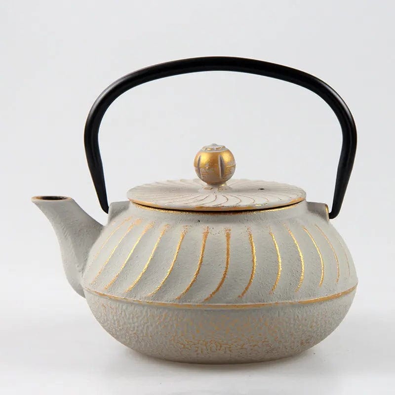 Japanische Gusseisen-Teekanne mit Goldreliefs 700ml