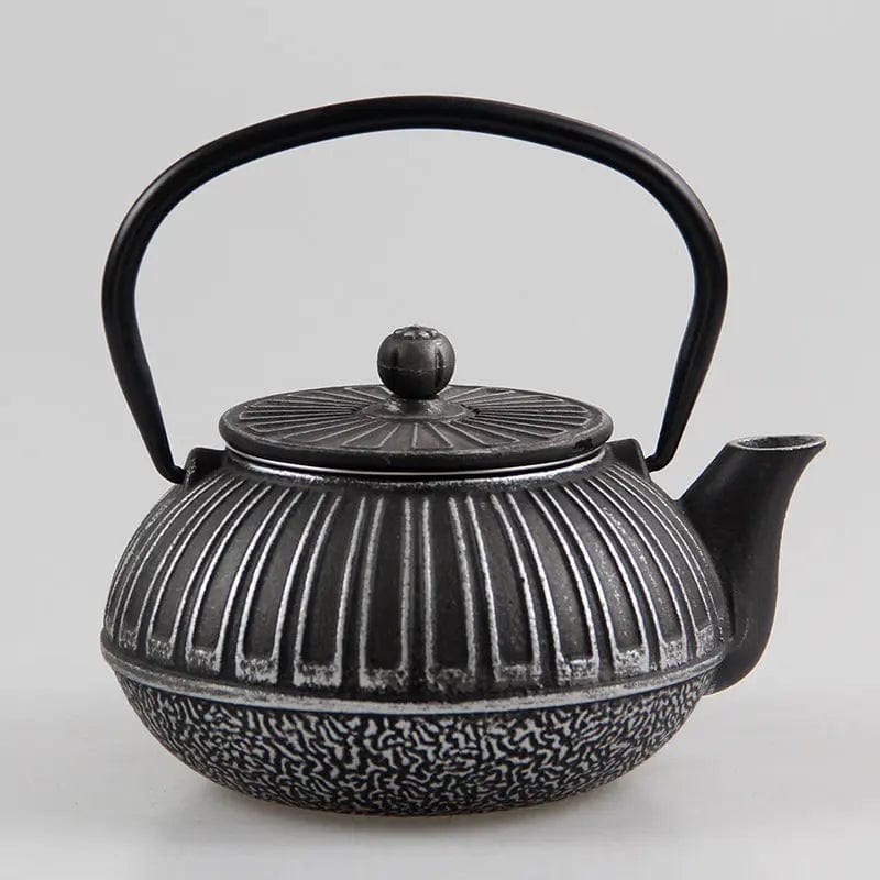 Japanische Gusseisen-Teekanne mit Rechteckmustern 600 ml