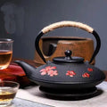 Japanische Gusseisen-Teekanne mit roten Blumen 800 ml