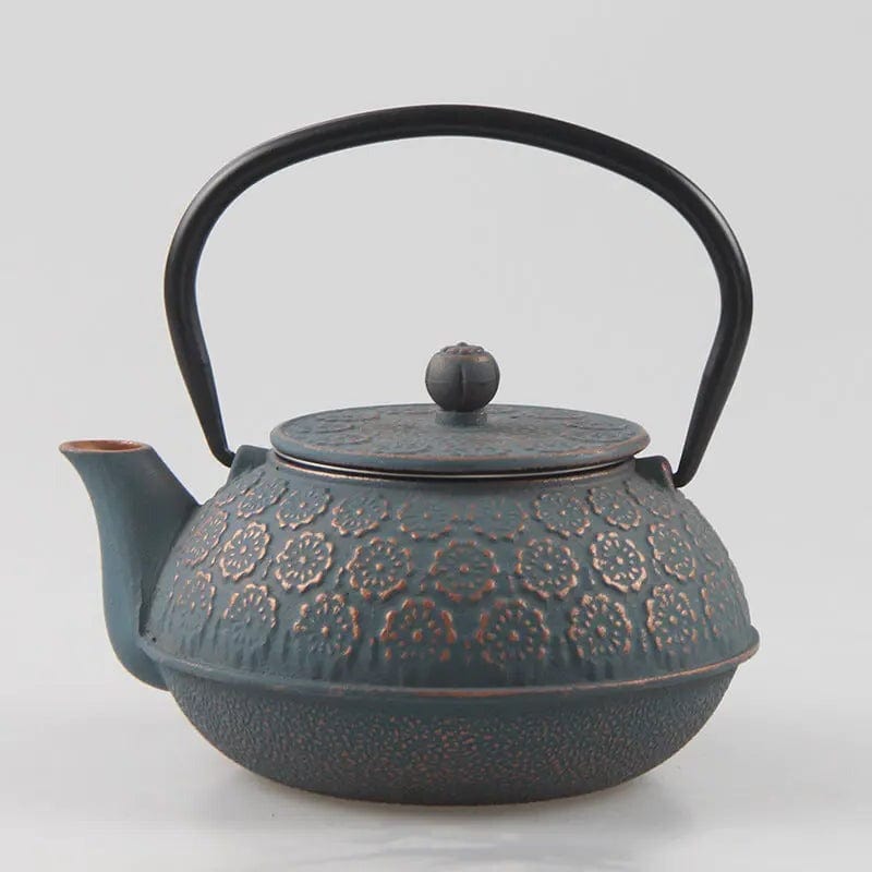 Japanische Teekanne aus Gusseisen mit Reliefblumenmuster 600ml