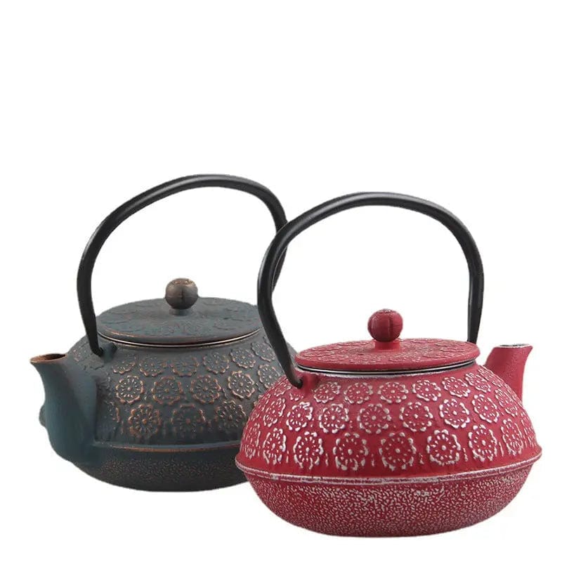 Japanische Teekanne aus Gusseisen mit Reliefblumenmuster 600ml