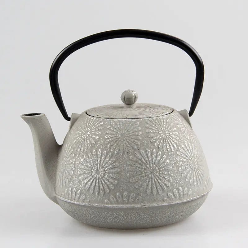 Japanische Teekanne aus Gusseisen mit Sonnenblumenmuster 1,2L