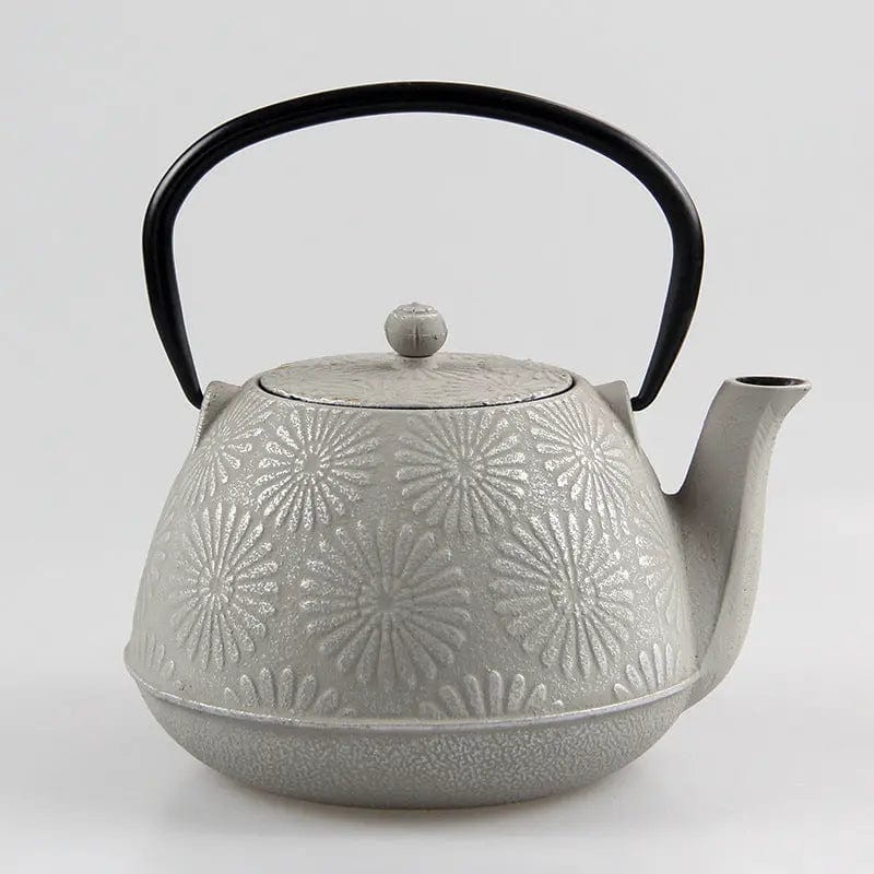 Japanische Teekanne aus Gusseisen mit Sonnenblumenmuster 1,2L
