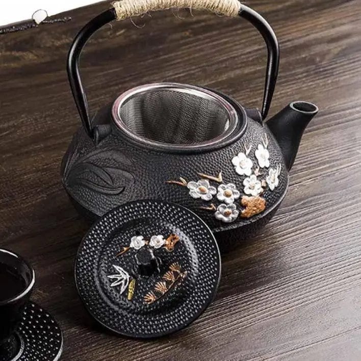 Japanische Teekanne aus Gusseisen mit weißen Blumen 800 ml