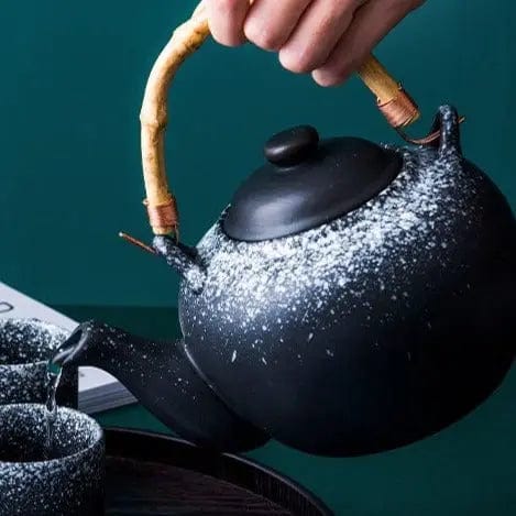 Japanische Teekanne aus schwarzer Keramik mit Bambus 800ML