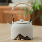 Japanische Teekanne mit Bergmotiven aus Keramik 350ml