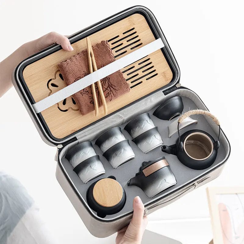 Japanisches Teeservice mit Landschaftsmotiven