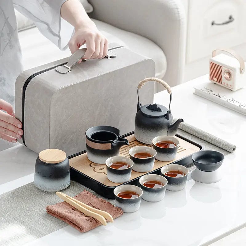 Japanisches Teeservice mit Landschaftsmotiven