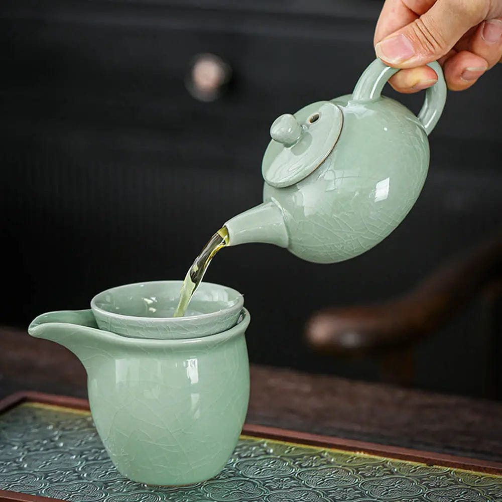 Keramik-Teeservice mit chinesischem Ambiente