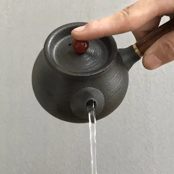 Kleine japanische Teekanne aus schwarzer Keramik, 180 ml