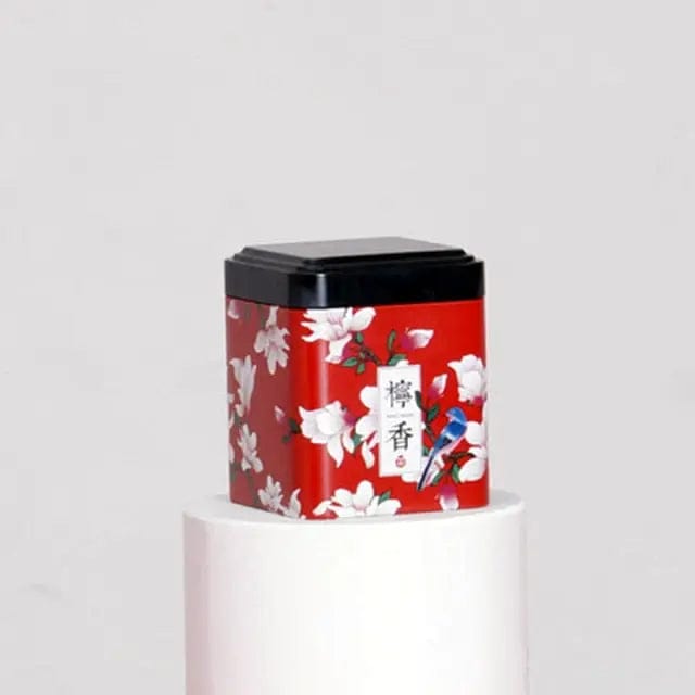 Rote Metalldose mit weißen Blumen