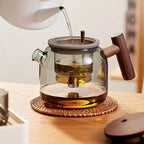 Runde Glas-Teekanne mit Holzgriff und Infuser-Knopf 700ml
