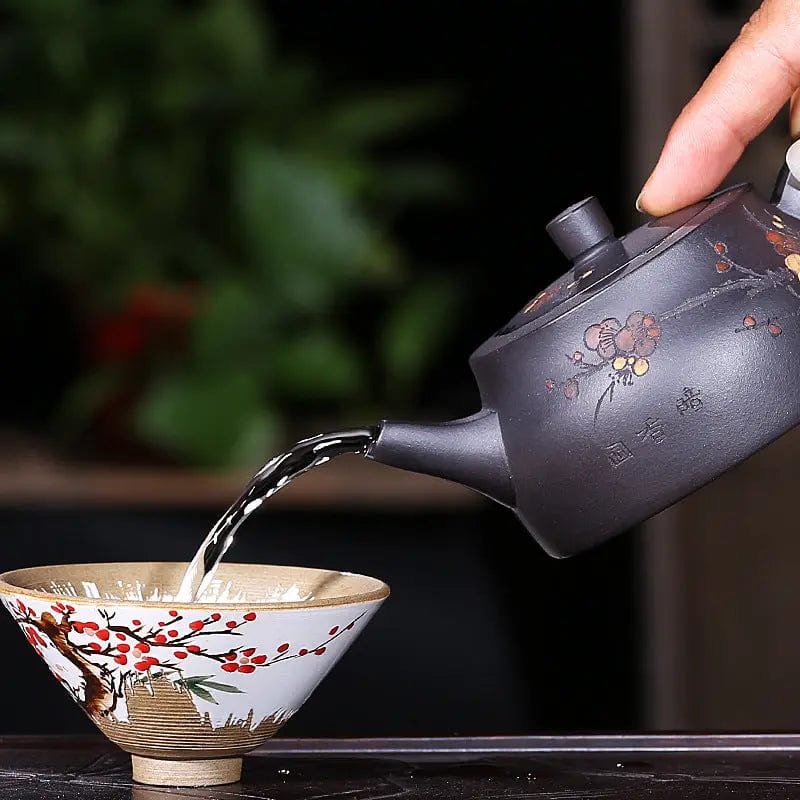 Schwarze Yixing-Ton-Teekanne mit Blumen 200 ml