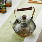 Teekanne aus Glas mit Punkten und Holzgriff 1L