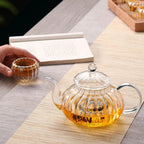 Teeservice aus Glas im Kürbisdesign