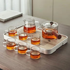Teeservice aus Glas mit Tablett