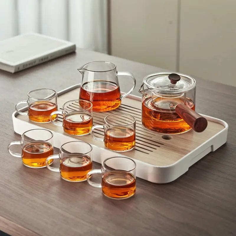 Teeservice aus Glas mit Tablett