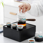 Tragbares japanisches Teeservice aus Keramik mit Bergmotiven